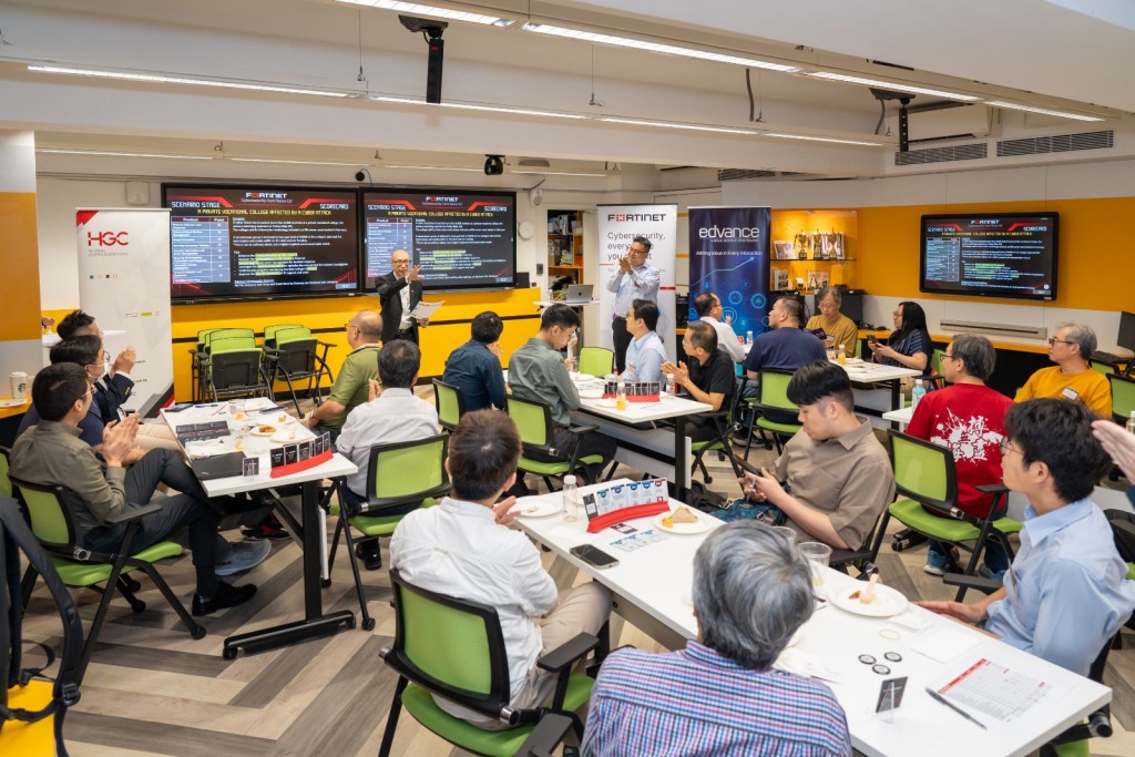 首場專為教師設計活動,由Fortinet、HGC環電及資訊科技教育領袖協會(AiTLE)於英華書院的創科教學室舉行,透過互動遊戲講解網絡安全概念。 首場專為教師設計活動,由Fortinet、HGC環電及資訊科技教育領袖協會(AiTLE)於英華書院的創科教學室舉行,透過互動遊戲講解網絡安全概念。