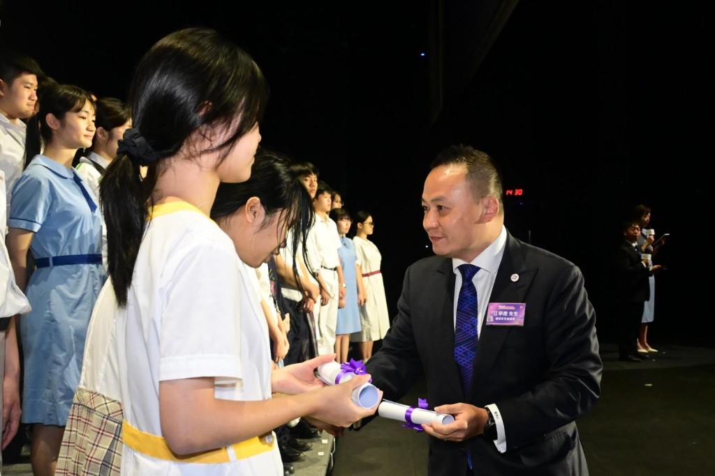 警务处国家安全处处长江学礼颁奖予得奖学生。 警务处国家安全处处长江学礼颁奖予得奖学生。