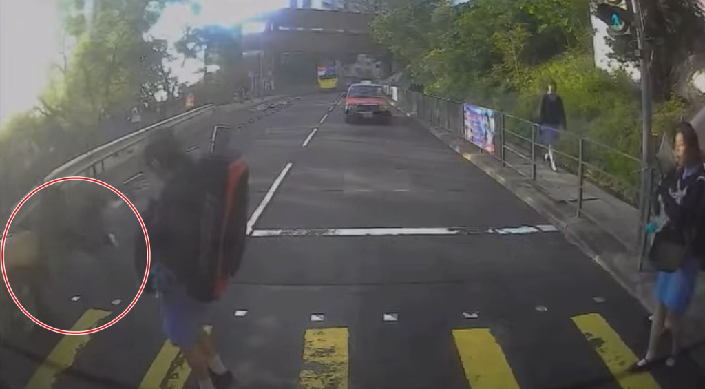 的士衝燈撞倒女學生（紅圈示）。fb車cam L（香港群組）影片截圖