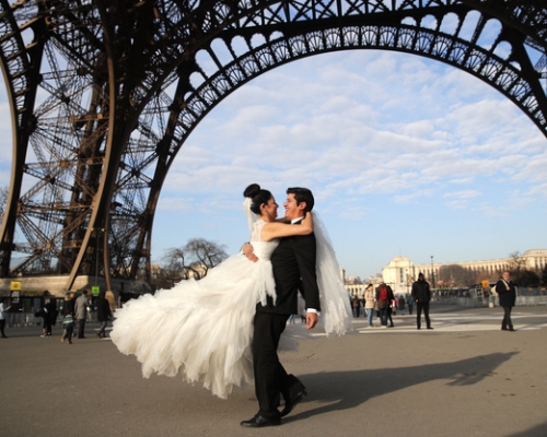 穿著白色婚纱的冈萨雷斯和穿著礼服的丈夫在铁塔底下拍照留念。网图