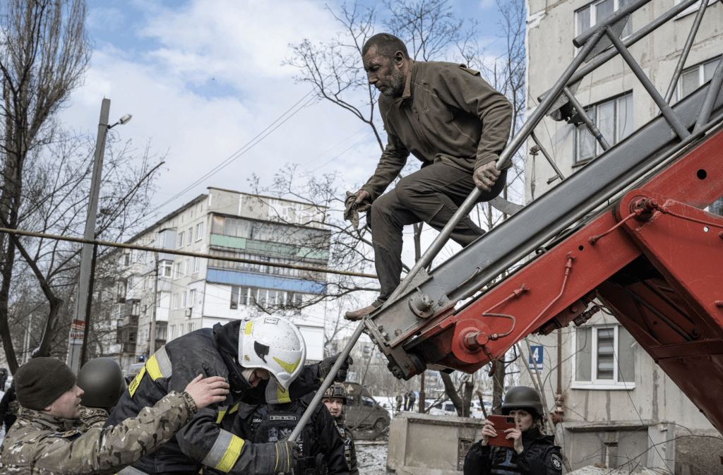 2 月 15 日，在烏克蘭頓涅茨克地區的波克羅夫斯克，在俄羅斯對烏克蘭的襲擊中，公寓樓被導彈襲擊嚴重損壞後，一名男子被消防員救出。路透社