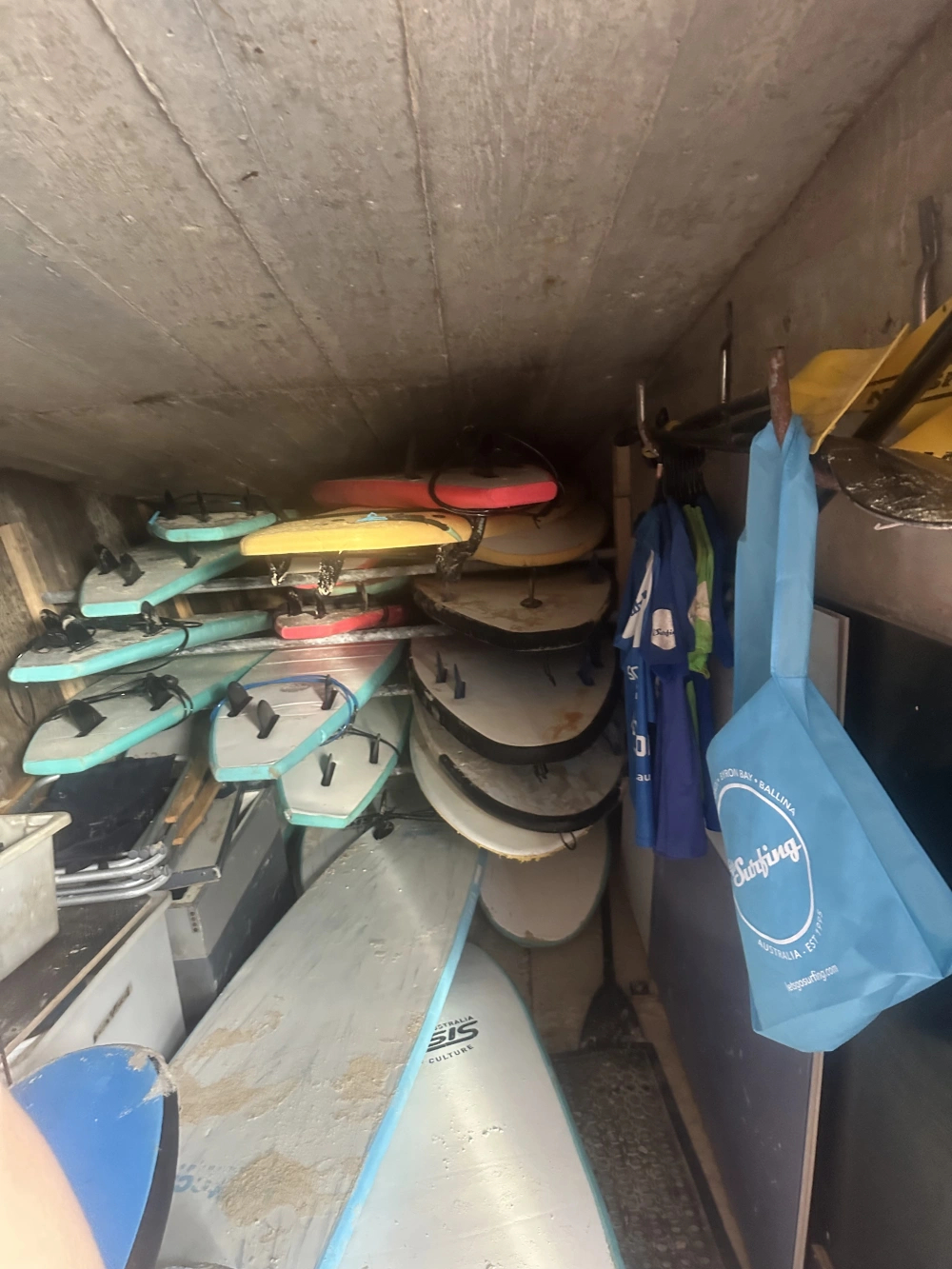 「Ievi」躲在衝浪板倉庫內。 「Ievi」躲在衝浪板倉庫內。