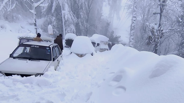 千多輛車在巴基斯坦摩理被大雪圍困,至少21名遊客喪生。AP圖片