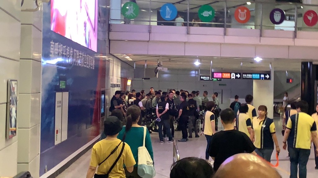 防暴警在香港站内戒备。