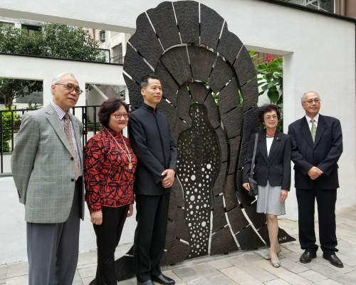 史蹟徑其中一站的展品，將尢列與另一幕後英雄楊衢雲兩位革命黨友的友情串連起來，尢列的曾孫尢迪桓（左一）和曾孫媳尢曾家麗（左二），以及楊衢雲的堂侄楊興從（右一）及楊露儀（右二）都有出席活動