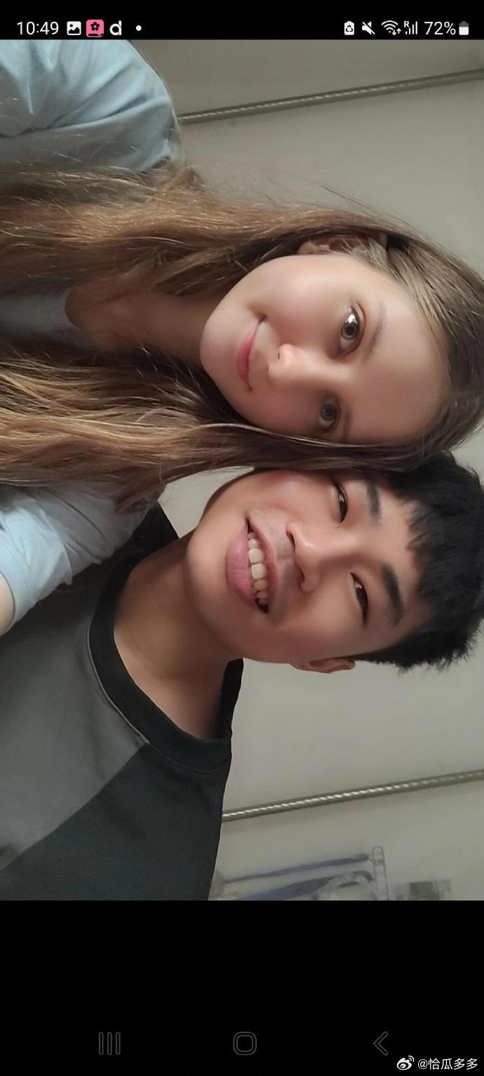 七夕情人节时，男子在网上分享和未婚妻的甜蜜合影。