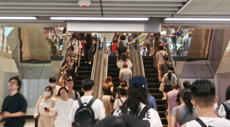 他同時附上照片,電梯右側站滿乘客,左側卻是淨空的通道;電梯下方聚集了大量等待踏上電梯的市民,導致擁擠瓶頸。 他同時附上照片,電梯右側站滿乘客,左側卻是淨空的通道;電梯下方聚集了大量等待踏上電梯的市民,導致擁擠瓶頸。