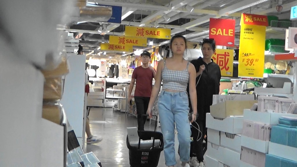 因为大女沈月去咗英国读书，平时陪邱淑贞行街位置由二女顶上。