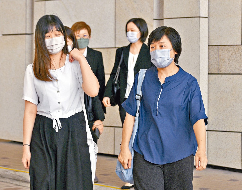死者遺孀廖美寶（右）及家屬到庭。