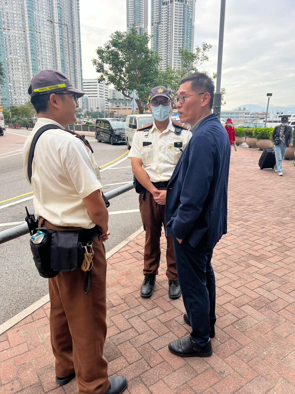 警務處處長副處長（管理）陳俊燊（右）與交通督導員聊天。香港警察fb