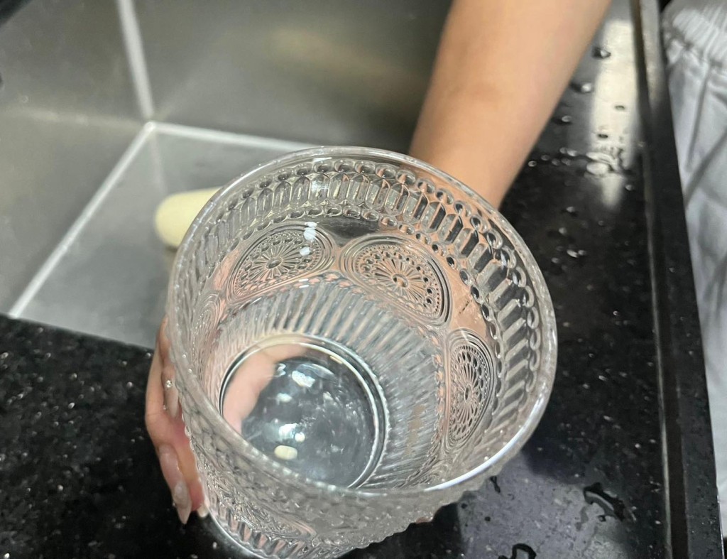 水務署稱經派員上門接觸住戶,現場目測食水水質清澈。水務署FB 水務署稱經派員上門接觸住戶,現場目測食水水質清澈。水務署FB