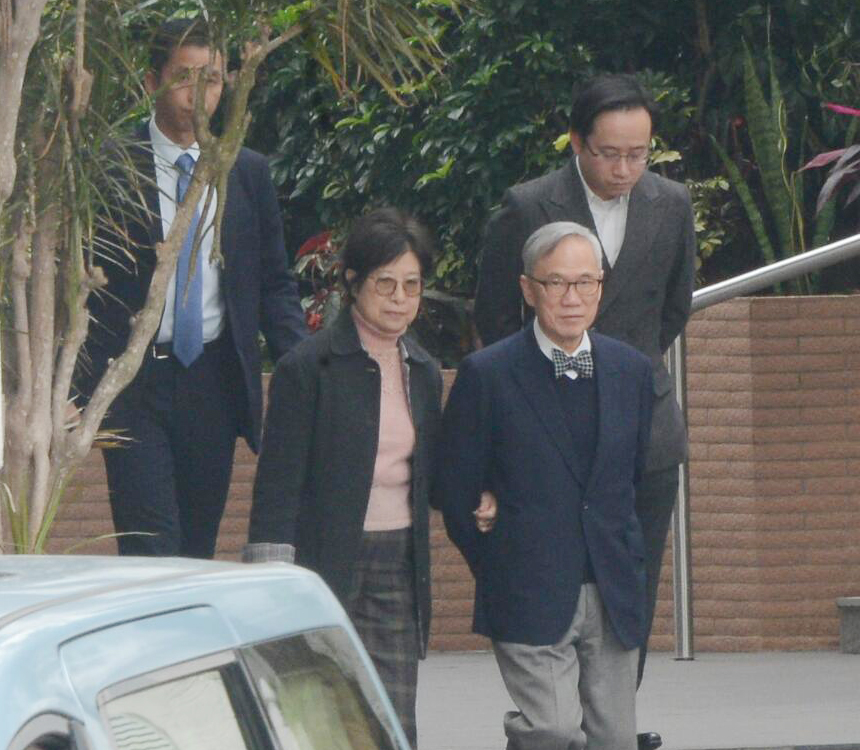 曾蔭權兒子曾慶淳(上排右)到高球會與父母會合。