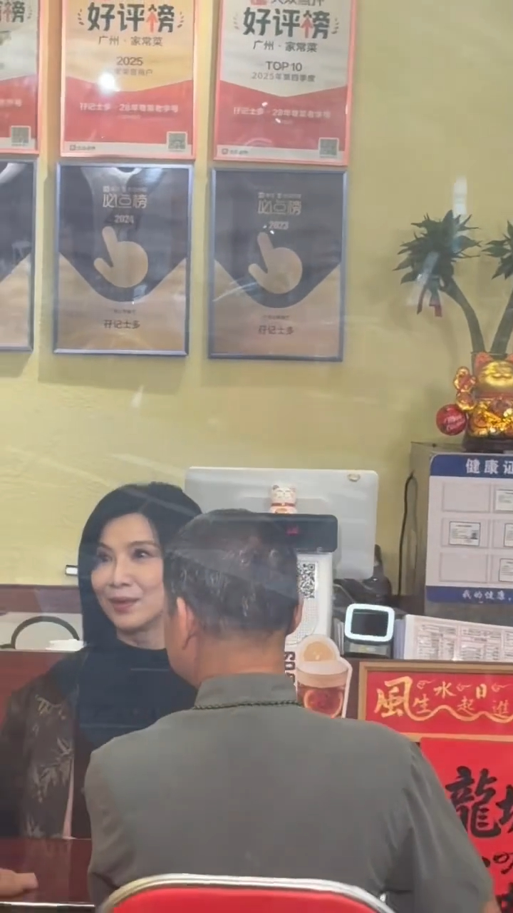 另一角度近看關秀媚，其容貌與昔日略有不同，引起網民熱議。