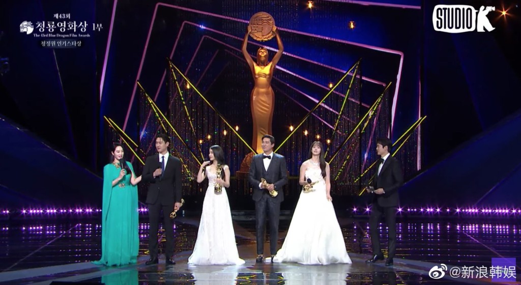 （左二至左五）高庚杓、IU、Daniel Henney和润娥获颁人气奖。