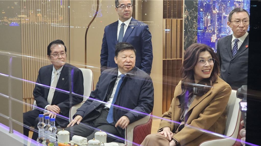 国民党主席郑丽文一行，由中共中央办主任宋涛等人陪同，搭乘游船夜游黄浦江。 中时