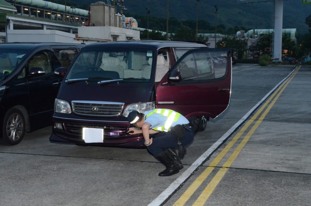 3名司機涉嫌「非法駕駛汽車作出租或載客取酬用途」和「駕駛汽車時沒有第三者保險」。