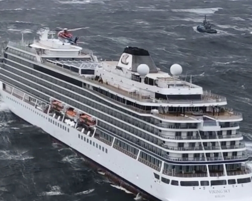 挪威「維京天空號」周六在西部海域遇到大風浪，引擎發生故障，當局派出直升機通宵疏散乘客。AP