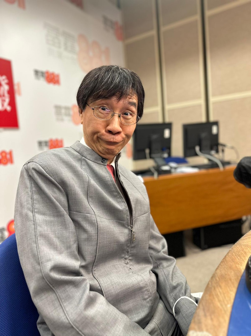袁國勇在節目上，親身示範「扮鬼臉」。（《在晴朗的一天出發》提供）