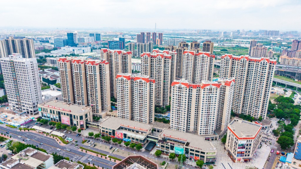 中山火炬高新區商業區大型綜合社區項目中銘．新達城，包括住宅及商業，當中大型商業街「上東里」，星巴克、肯德基、必勝客、中國移動、中國農業銀行等品牌商家進駐營業。
