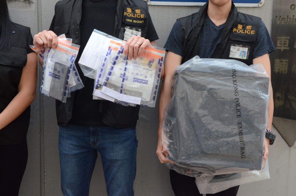 警方檢獲一批證物。李子平攝
