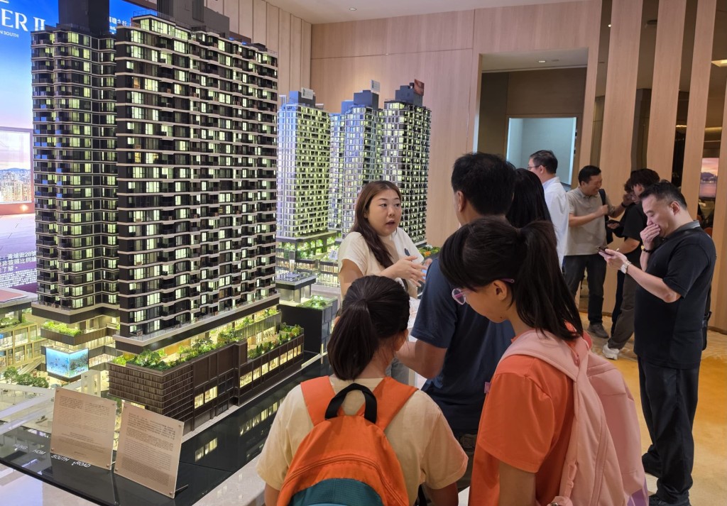 尖沙咀商厦展销厅人流不断，当中不乏家长带小孩一同参观。