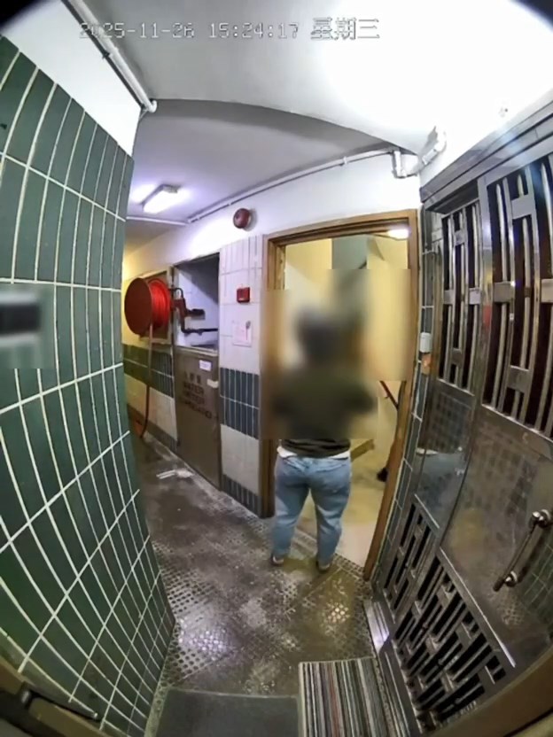 黑衣男隨即回應「無」後，便往後樓梯方向離開。threads@acs.90325i片段截圖