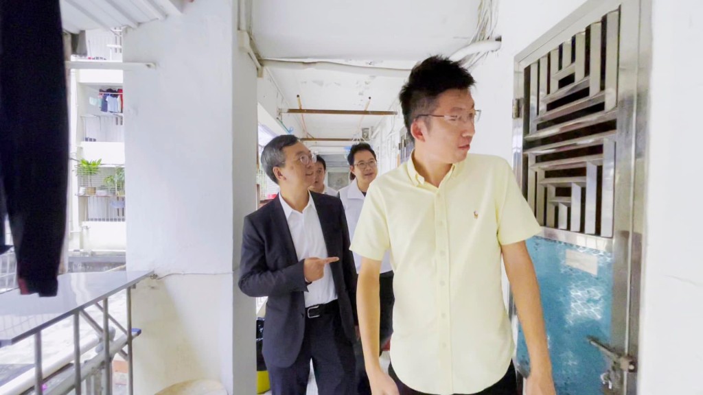 房屋局局長戴尚誠日前聯同九龍中立法會議員楊永杰、數名九龍城區議會，以及九龍社團聯會副秘書長林博到土瓜灣探訪劏房住戶。何永賢fb