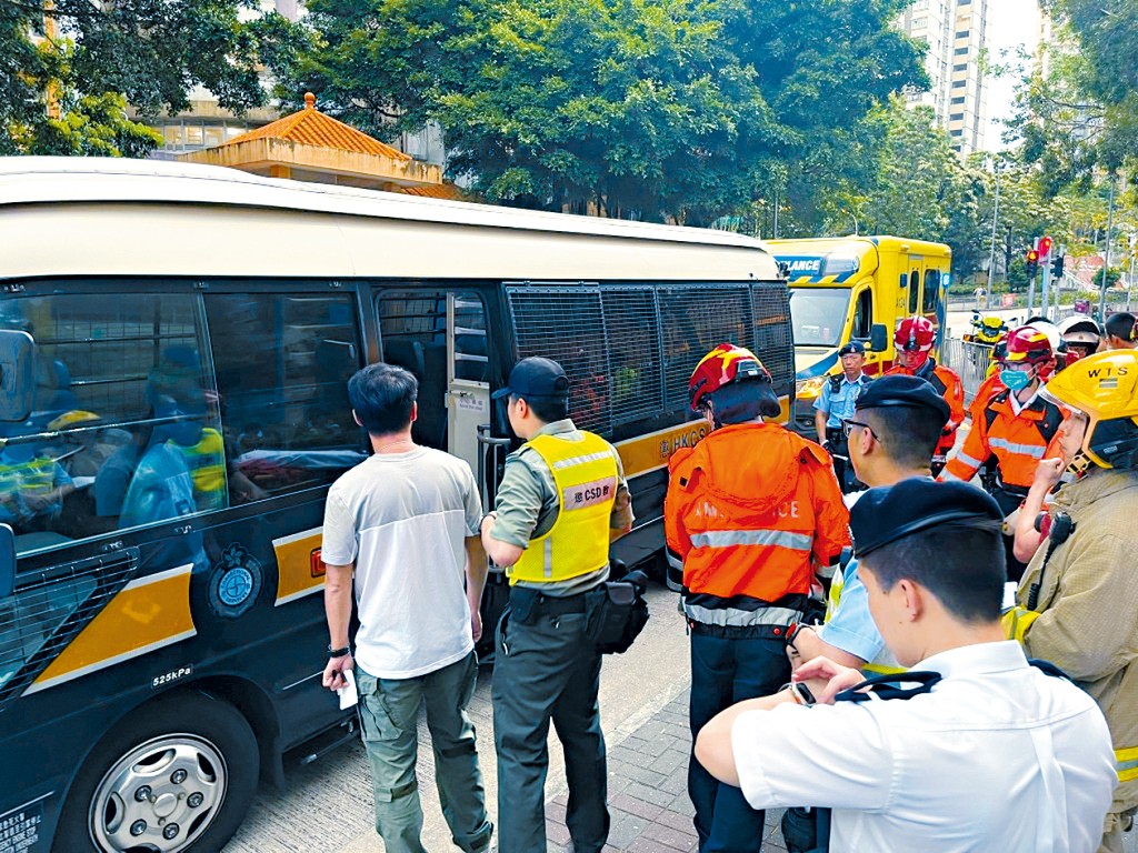 懲教署囚車被撞後,多名救援人員接報到場。