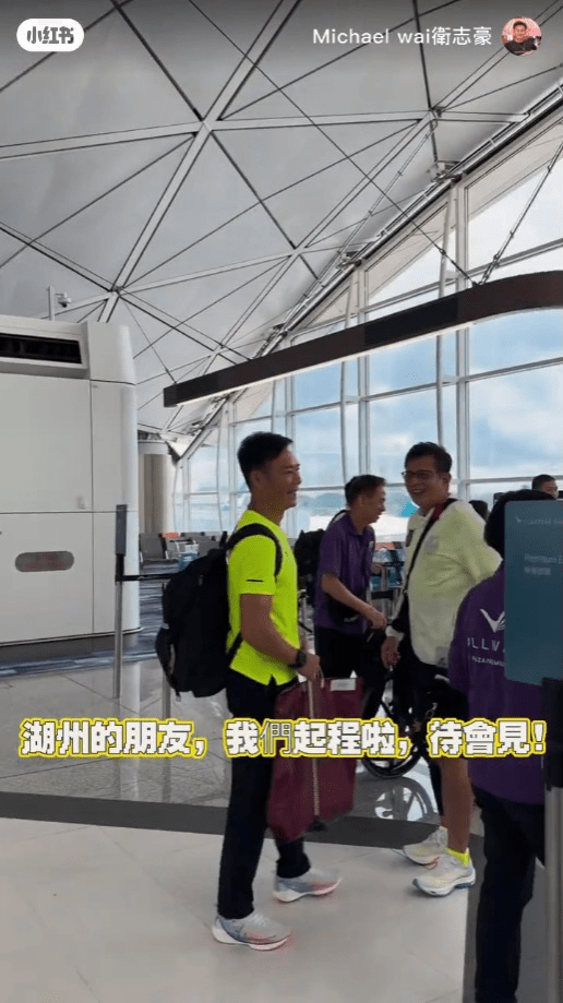 明星足球隊上月又到杭州友賽，張兆輝則拿着枴杖，跟在黃日華後面。