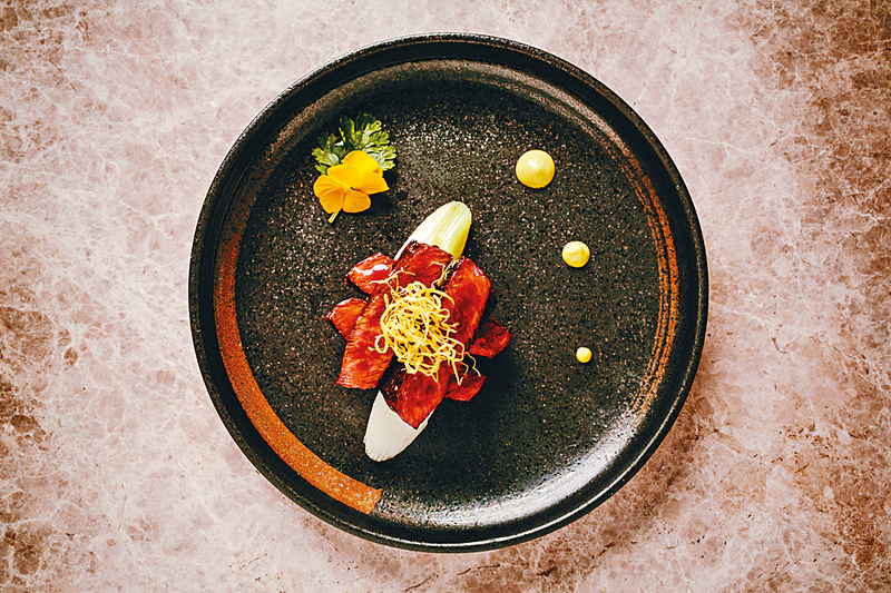 芥末京?爆日本鹿兒島A4和牛柳       米芝蓮盛宴八道菜式之一選用日本極品和牛炒成，軟腍可口，色香味俱全。