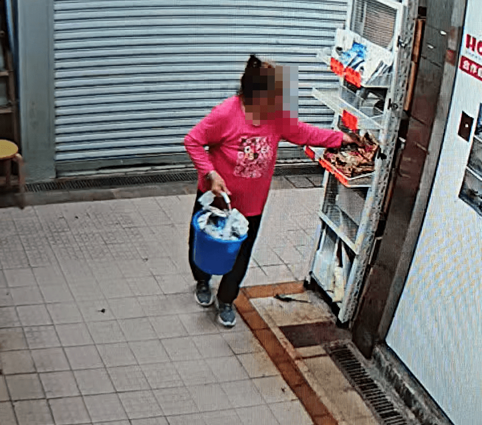 女街坊膠桶載滿貨。fb：新大圍聯盟