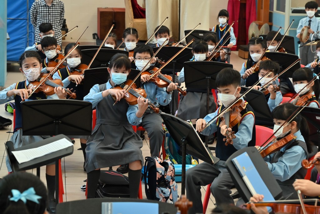 學校設有管弦樂團，余校長認為申請插班的在體藝方面有突出表現固之然好，但沒有特別要求。