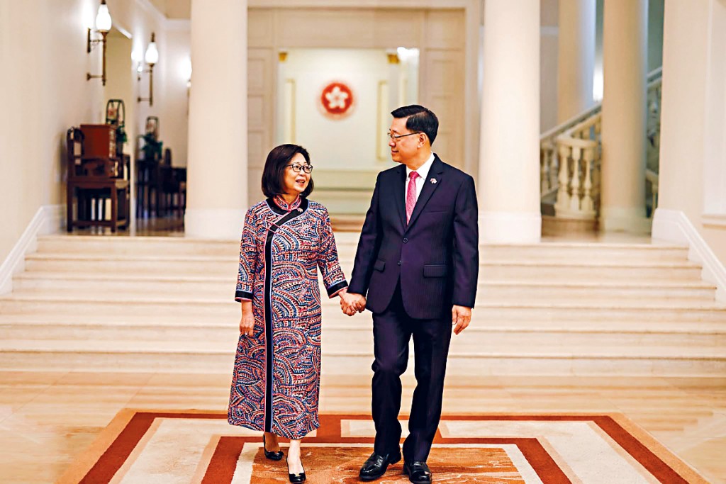 行政长官李家超与妻子林丽婵。