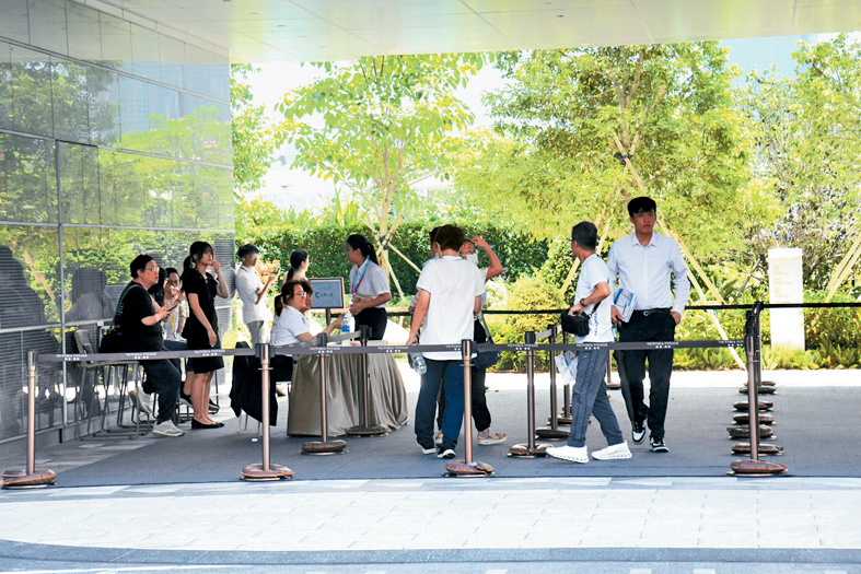 啟德維港.灣畔1B期臨海門昨首度開放示範單位參觀,吸引不少睇樓客前往睇樓。