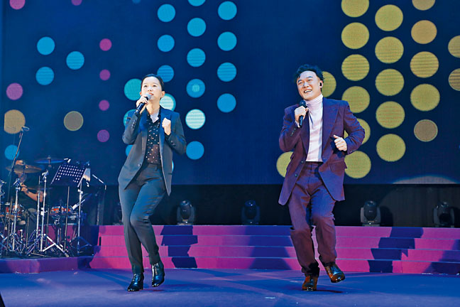 陈奕迅与林珊珊合唱《再见Puppy Love》。