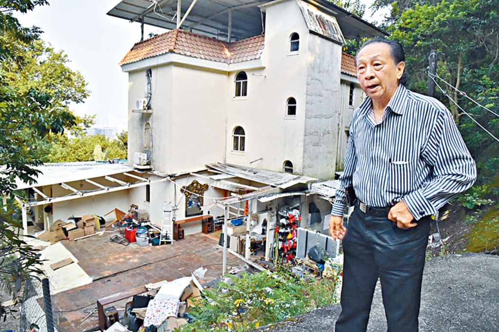 「石雕大王」汪裕祖,遭地政處拆卸官地上搭建的木屋。