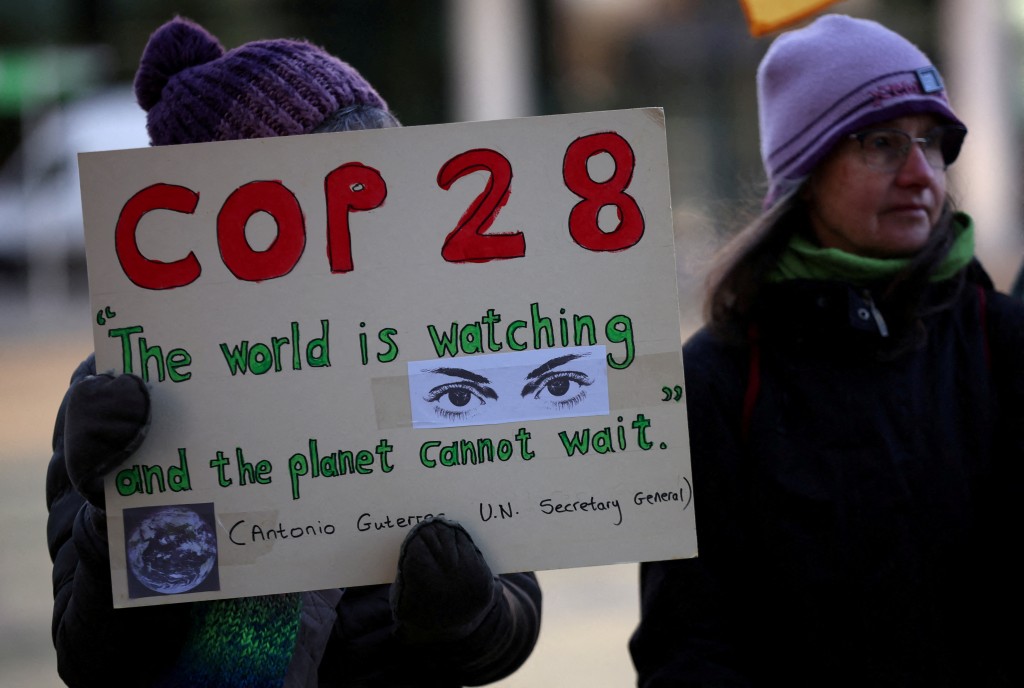 反氣候變化示威者在會場外示威，要求各國領袖採取行動，指全球正在注視，地球不能不能再等待。路透社