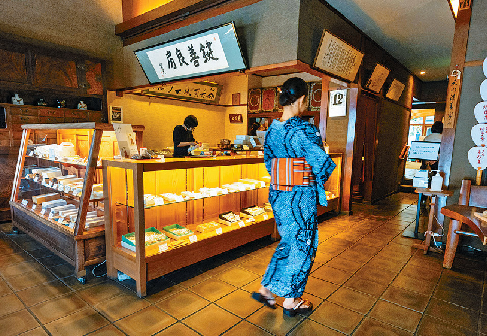 ■京都茶房𨫡善良房，招牌是小說家武者小路實篤的書法。
