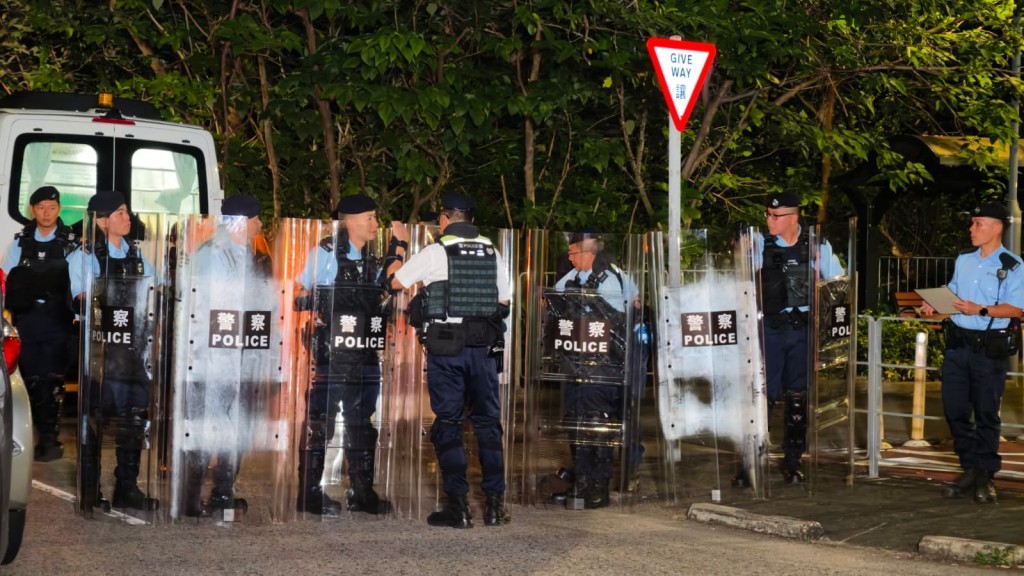 警方聯同漁護署人員一行30人,在壆圍南路進行掃蕩,有警員戴上全套防護裝備,漁護處人員亦配備麻醉槍及繩索,最終捕獲3隻成年唐狗,將帶返動物管理中心作進一步檢驗及觀察。黃文威攝 警方聯同漁護署人員一行30人,在壆圍南路進行掃蕩,有警員戴上全套防護裝備,漁護處人員亦配備麻醉槍及繩索,最終捕獲3隻成年唐狗,將帶返動物管理中心作進一步檢驗及觀察。黃文威攝
