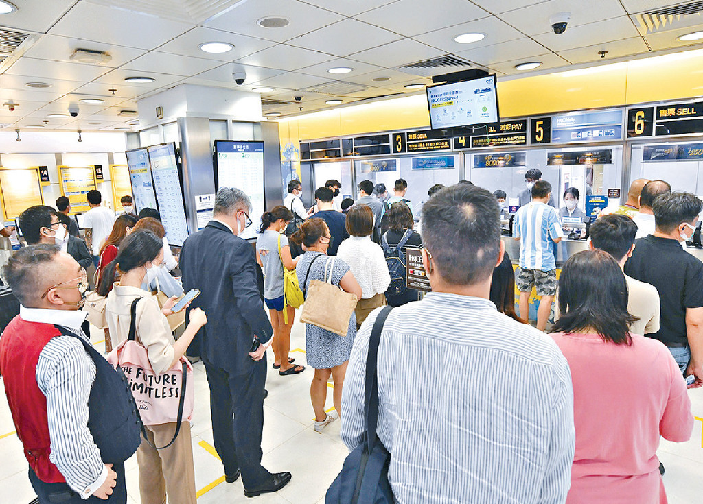 ■市民可去各場外投注處碰運氣。
