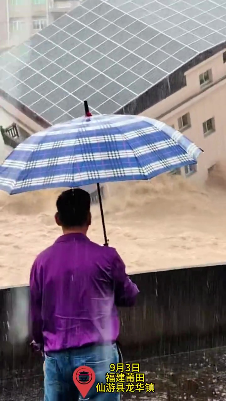 福建仙游一沿河民房被洪水冲垮。微博
