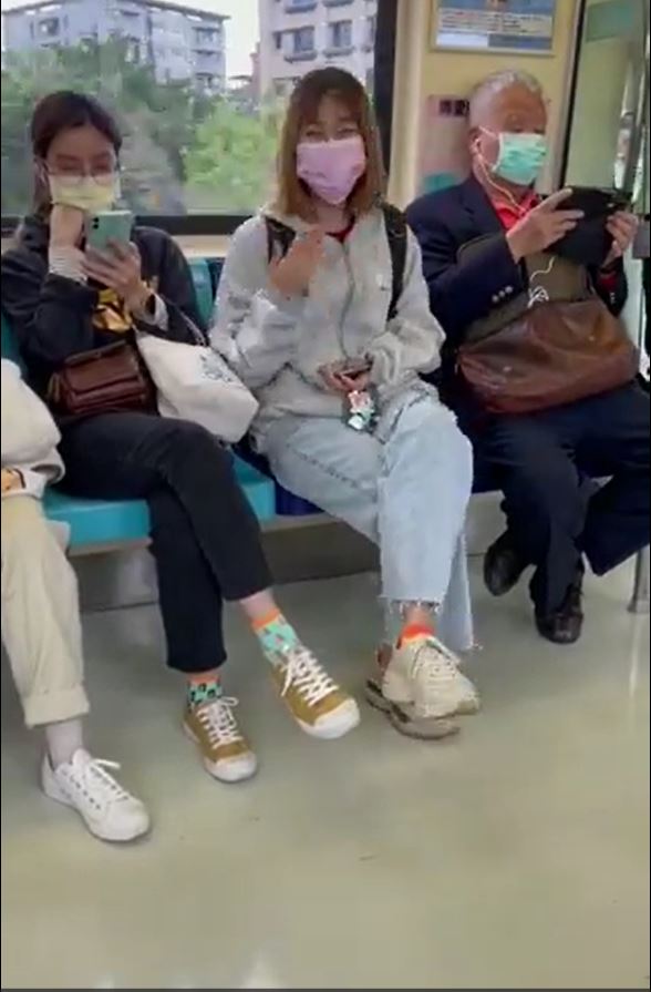 台湾阿伯搭捷运耳机没插“看A片”，旁边正妹尴尬到不行。
