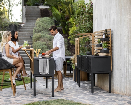 Cane-line Drop系列的厨房吧框架皆由特别物料制成，可确保结构的坚固度和优雅格调，更备有柚木托架，能固定在厨枱上，摇身一变成户外酒吧。