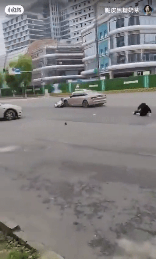 狂徒驾车后退后，撞向一辆电单车，电单车被推行。
