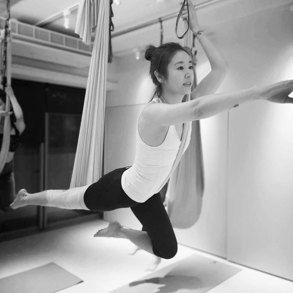 林心如生了女兒後，積極減肥修身，更嘗試玩空中瑜珈。（相片來源：loveruby_official）