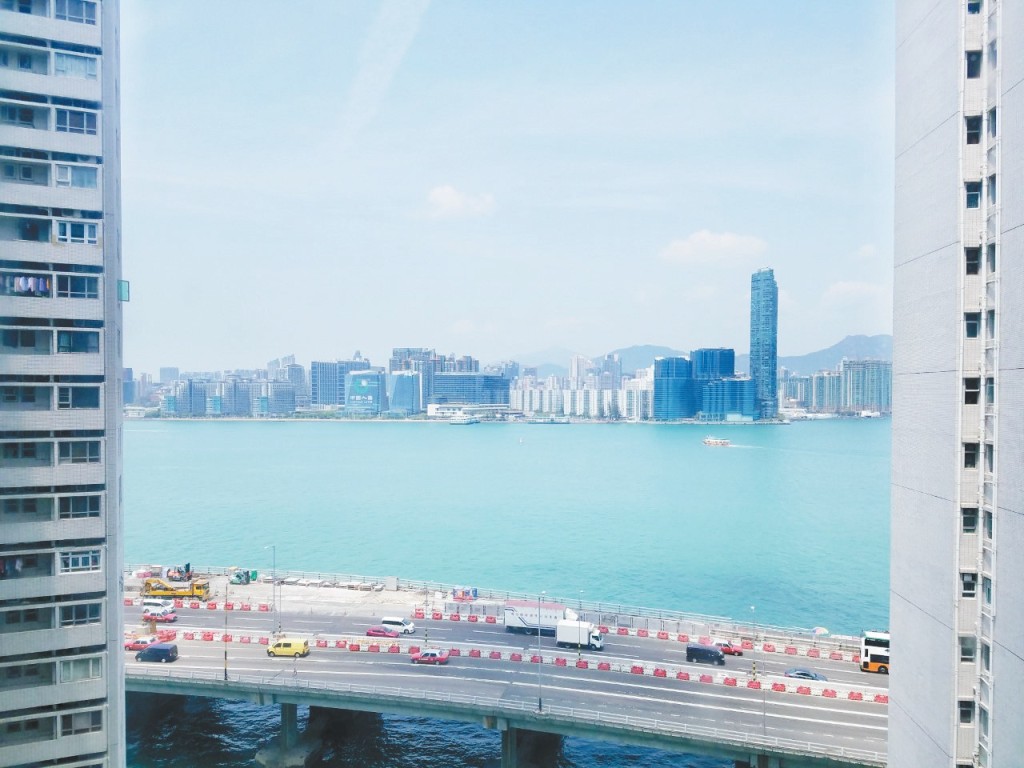 單位望外見東區走廊，遠眺維港海景。