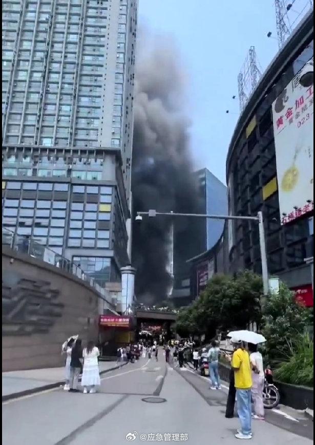 重慶九龍坡11日發生大火,有人謠傳是涉及報復社會。X 重慶九龍坡11日發生大火,有人謠傳是涉及報復社會。X