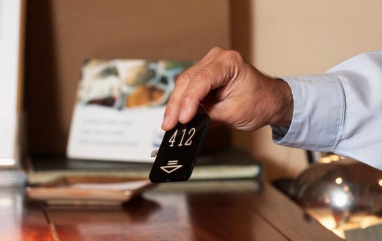 史密斯前往櫃檯，向職員謊稱自己是受害人的伴侶，透過欺詐手段成功騙過職員，取得受害人的房卡。Alamy示意圖