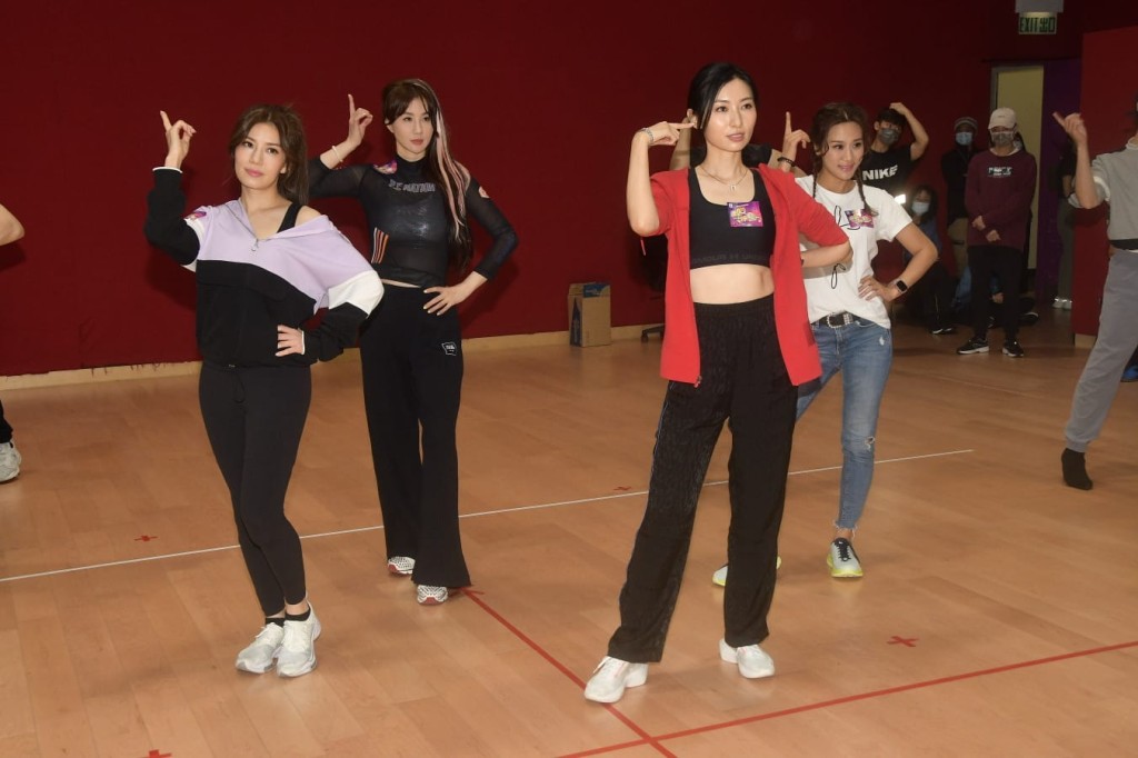 張美妮、孟瑤、陳爽、張嘉兒排舞。