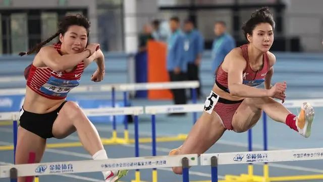 夏思凝在南京站女子60米栏决赛以8秒28的成绩夺冠。 新华社
